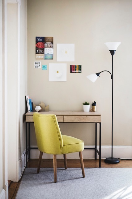 Een comfortabele en stijlvolle inrichting met fauteuils en eetstoelen